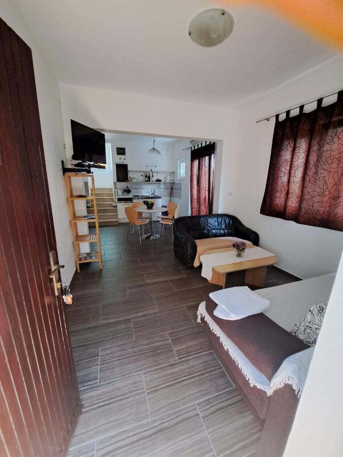 Apartmani Dusica Lumbarda Exterior photo