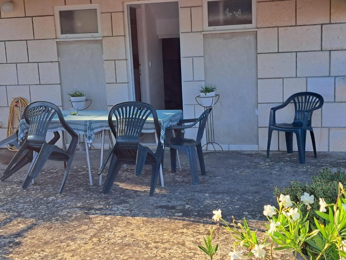Apartmani Dusica Lumbarda Exterior photo
